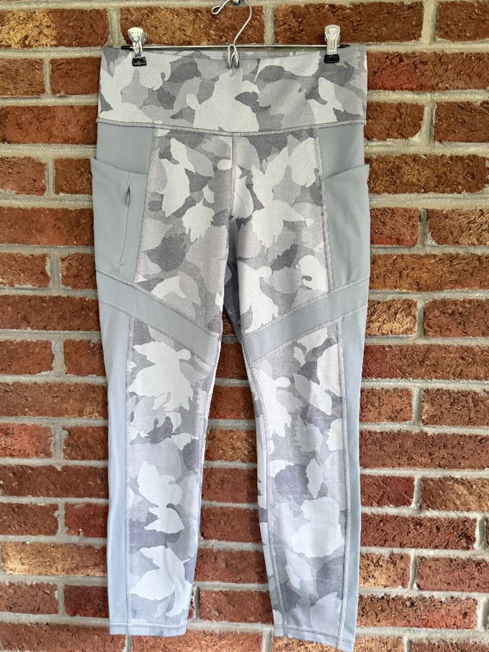 athleta winter camo / white gray * leggings * size medium * hip pockets *